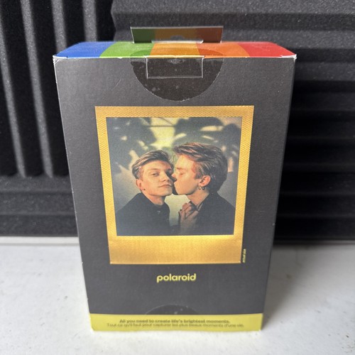 Polaroid NOW Gen 2 Instant Camera Golden Gift Box Bundle - Black/White - Picture 3 of 5