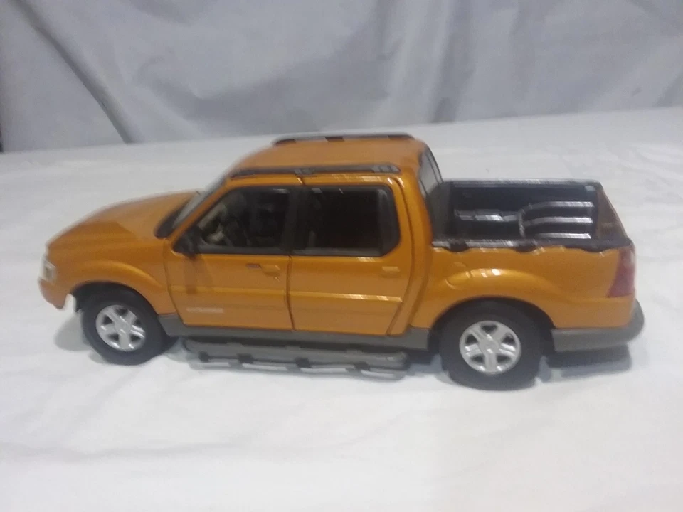 MAISTO FORD EXPLORER SPORT TRAG SCALA 1:18 PLASTICA E METALLO ANNI 80 S/SCATOLA - Immagine 4 di 4