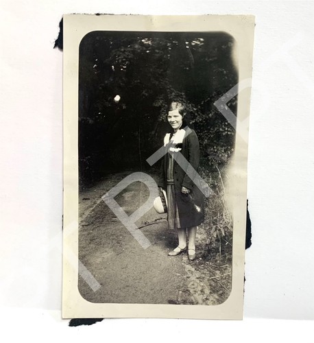 Antikes Foto dunkelhaarige junge Frau trägt edles Kleid Outfit 20er Jahre - Bild 2 von 3