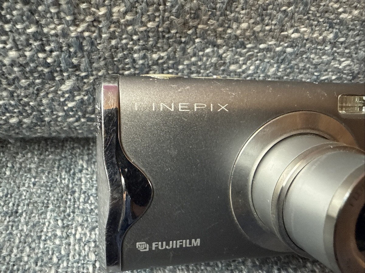 Fujifilm FinePix F20 6.3MP Super CCD sensor camera. Untested for