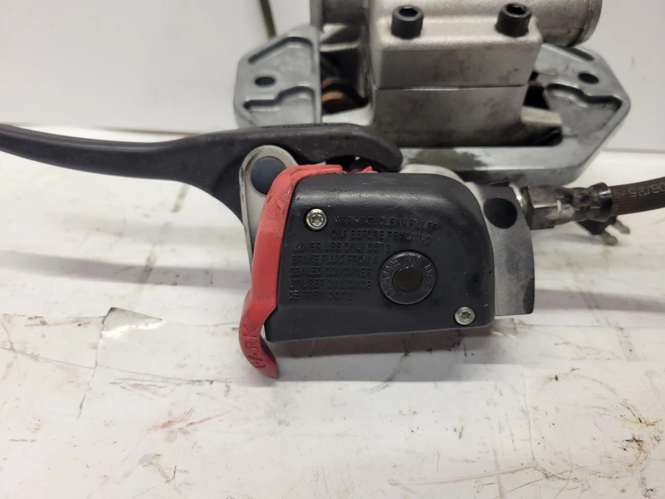 Тормозной суппорт 2000 Polaris RMK 500 главный цилиндр в сборе полный... - Изображение 3 из 4