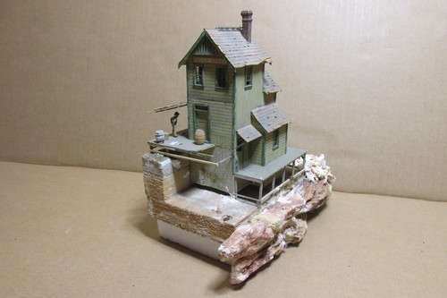 HO SCALE SCRATCH BUILT MOUNTAIN SIDE MULTI-STORY BUILDING w/ CARGO & FIGURES