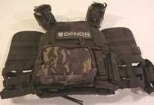 DFNDR QRC XL Blk Plate Carrier including placard and shoulder pads