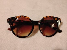 VINTAGE ROUND TORTOISE SHELL SUNGLASSES PARTY TIME SHADES MODERN STYLE CATTY HTF
