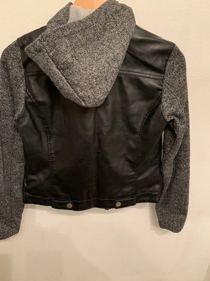 Chaqueta Bomber Motociclista Mujer Negra Imitación Cuero Talla Pequeña/Gris Mangas y Capucha  Foto 3 de 4