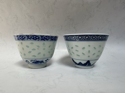 ZWEI ANTIKE CHINESISCHE QING-DYNASTIE BLAU UND WEISS REISAUGE PORZELLAN TEETASSEN 