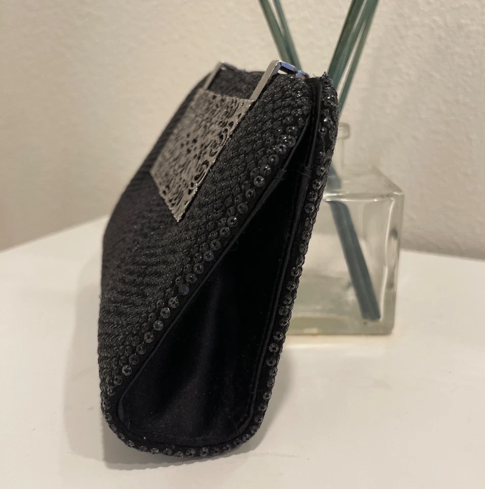 Bolso clutch Badgley Mischka negro con cuentas con cierre de filigrana plateado + bolsa antipolvo Foto 3 de 4