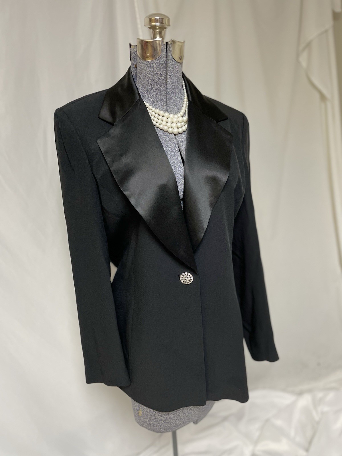 Austin Reed Blazer Size 10 Black Jacket Satin Lapel Rhinestone Closure Pockets
