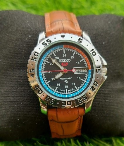 Vintage Seiko 5 Automatic Refurbished Watch Black Dial Day-Date Transparent Back