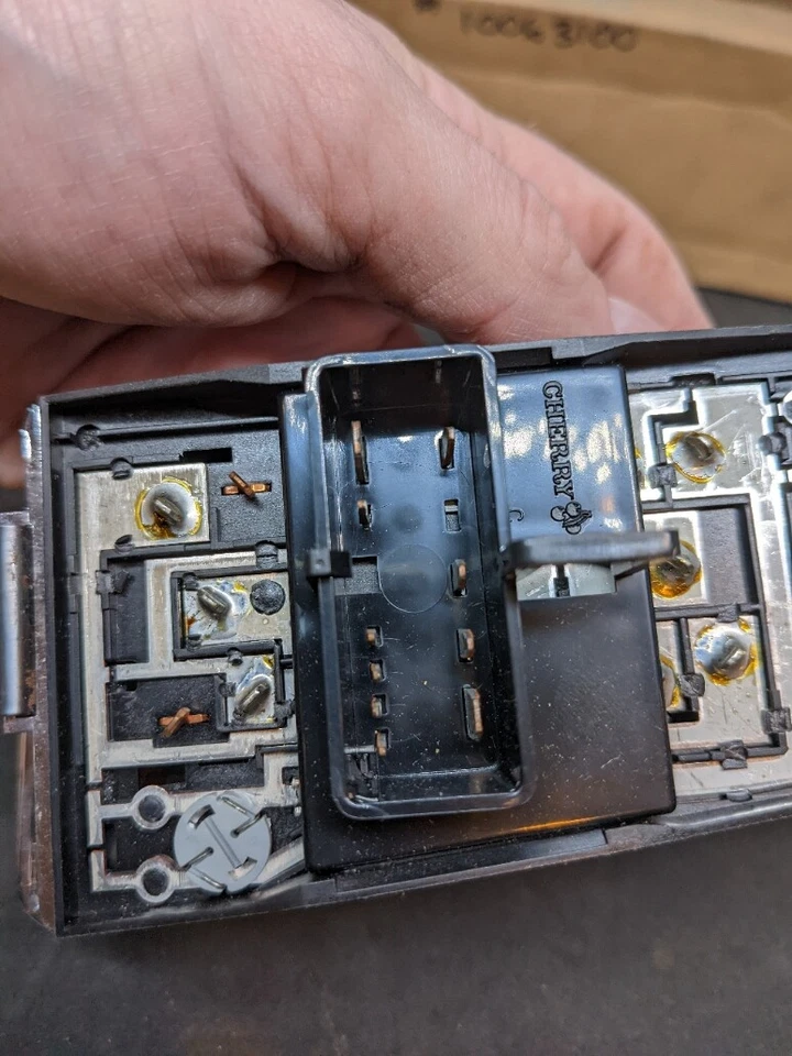 Oldsmobile Cutlass Supreme 1988-89 placa de interruptor de bloqueo de espejo retrovisor ventana delantera derecha Foto 4 de 4