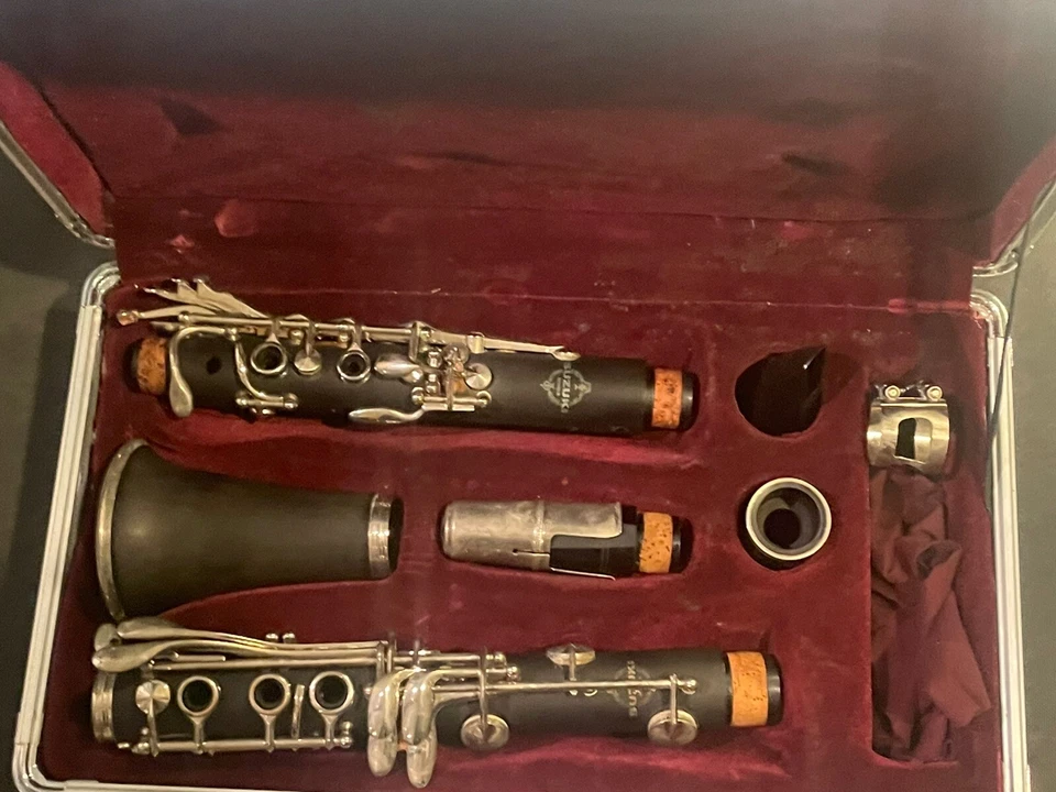 CLARINETE.    Clarinete A Suzuki Musique Bb CL con estuche, libro y clip de página de libro Foto 4 de 4