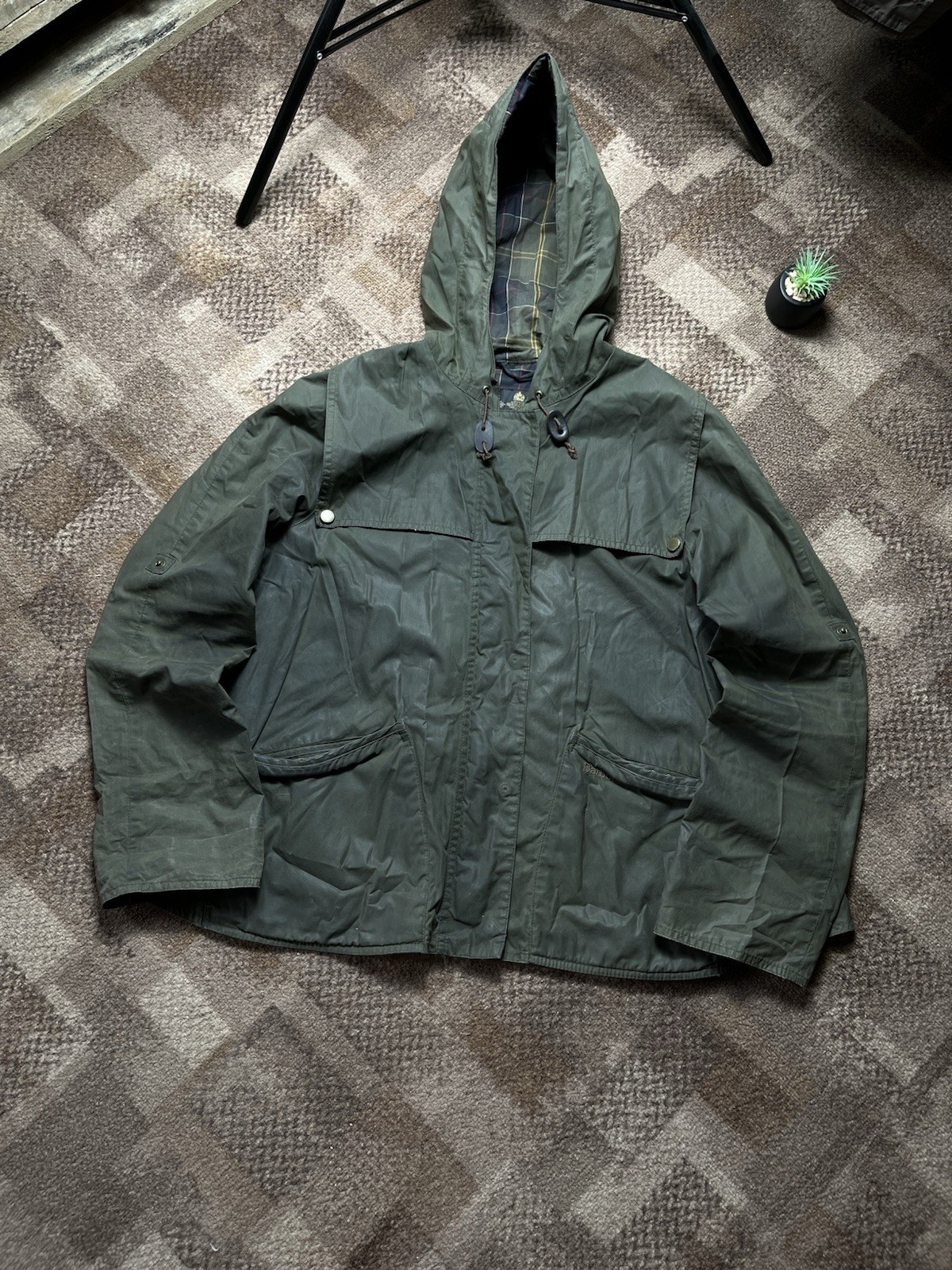 Women’s Barbour Heron Waxed Cape Hooded Jacket – Olive Green (UK 12 / US 8)