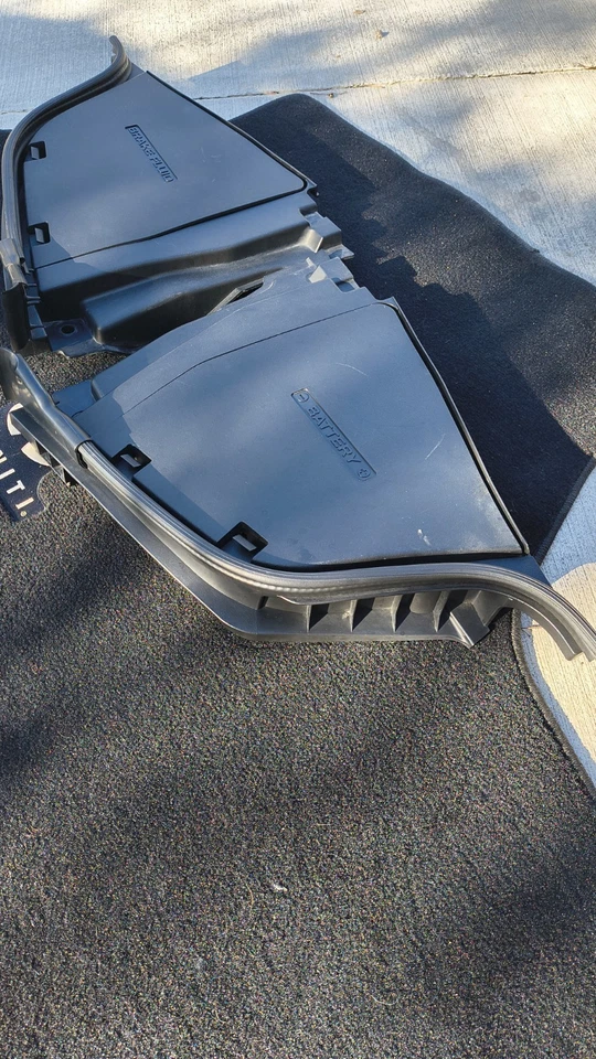 Panel de cubierta de batería y freno Infiniti M37s Foto 3 de 4