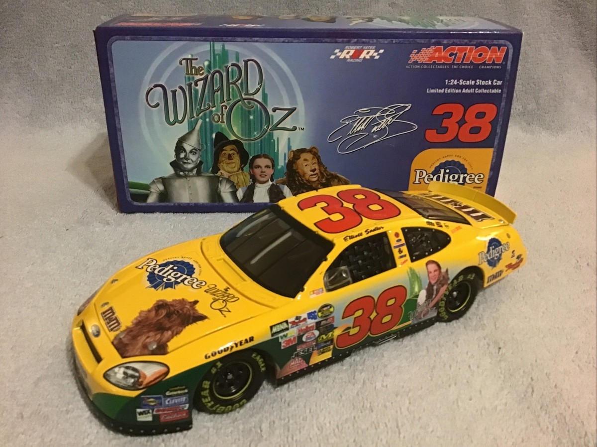 2004 Action ELLIOTT SADLER #38 Pedigree M&M's / Wizard Of Oz Ford