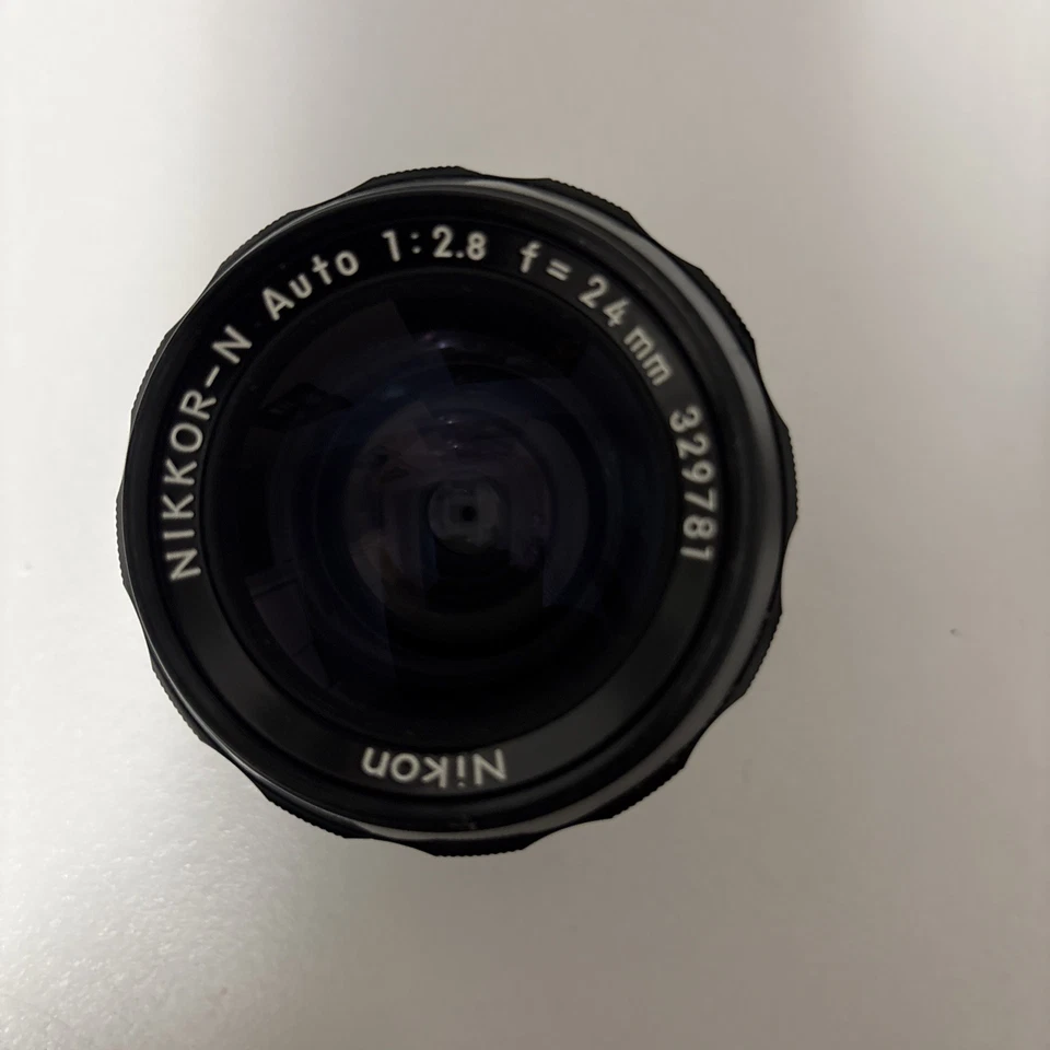 Lente gran angular Nikon NIKKOR-N automática 24 mm F2,8 con tapas excelente Foto 4 de 4
