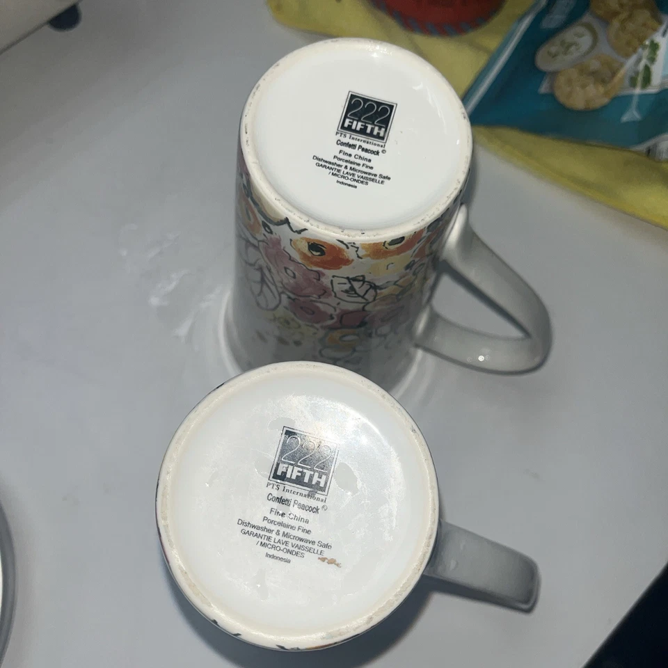 Taza de café de porcelana fina 222 Fifth Latte confeti pavo real PTS International Foto 4 de 4