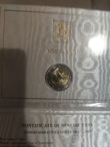 2 EURO FOLDER VATICANO 2009 ANNO INTERNAZIONALE ASTRONOMIA - Foto 3 di 3