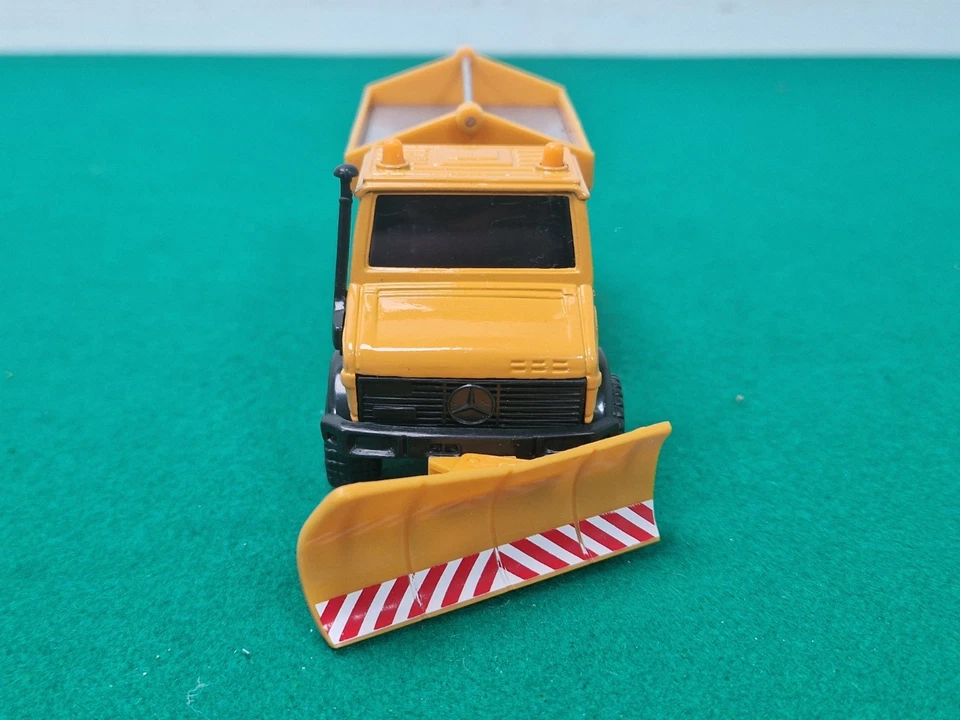 Caminhão de arado de neve fundido 1:43 Hongwell Cararama Mercedes-Benz Unimog - Imagem 2 de 4