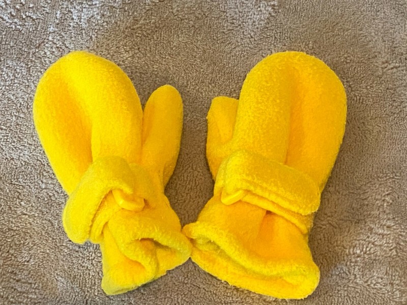 Adorable NWOT Baby GAP mittens - Sz Small (3-6 months) - Must see!