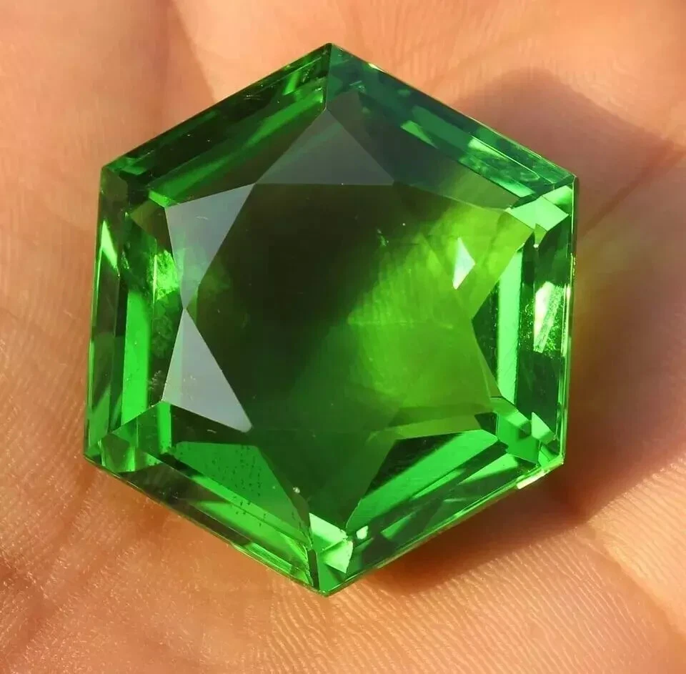 Piedra preciosa suelta rara certificada con forma hexagonal brasileña de topacio verde natural de 700 quilates Foto 4 de 4