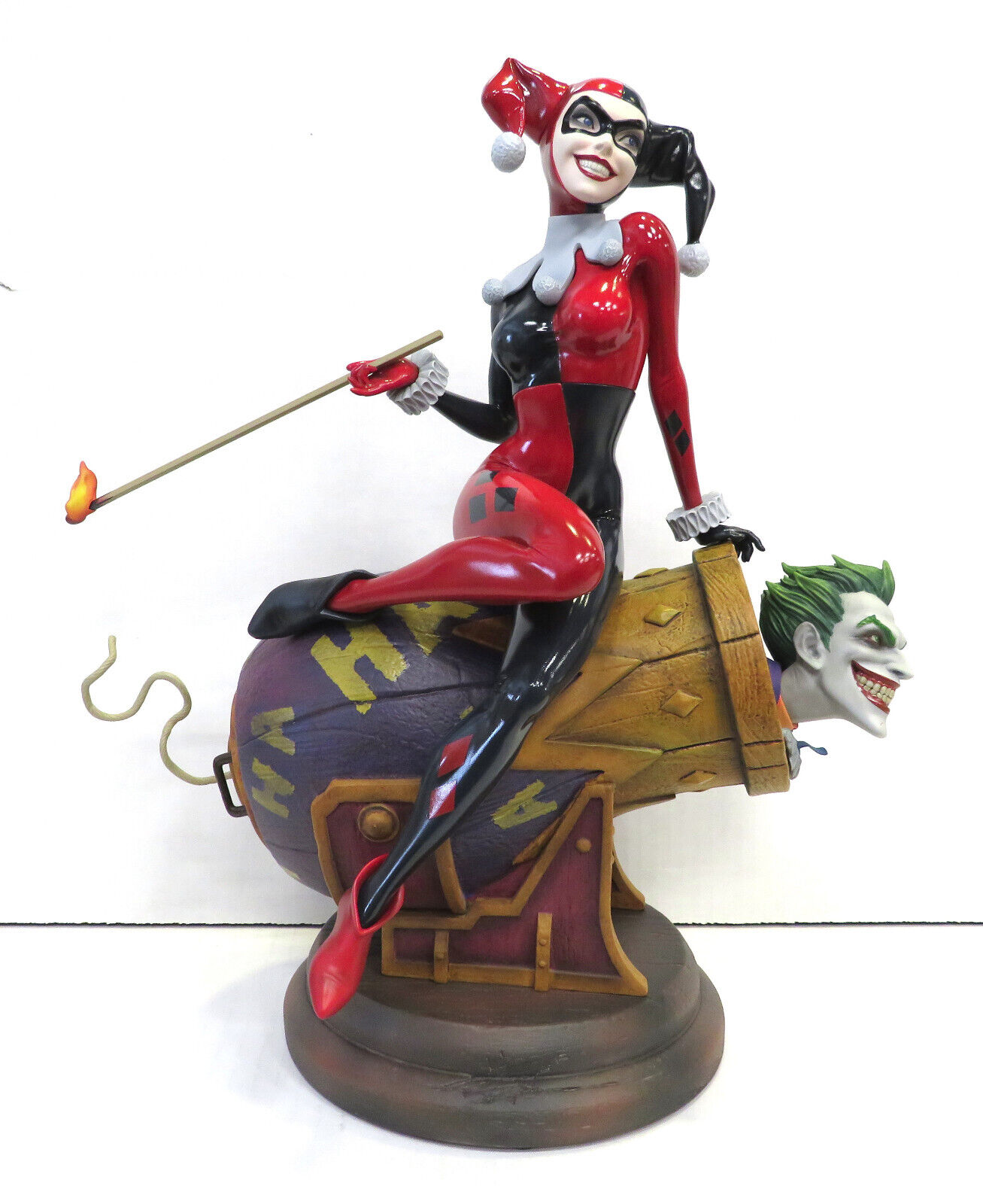 Estátua Diorama Arlequina Harley Quinn e Coringa Joker DC Comics