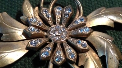 Broche Ancienne Années 1940 - Laiton Doré Et Perles - Excellent état - Pièce De Collection Vintage