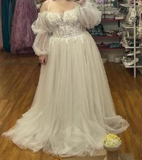 New, never worn Stella York wedding dress