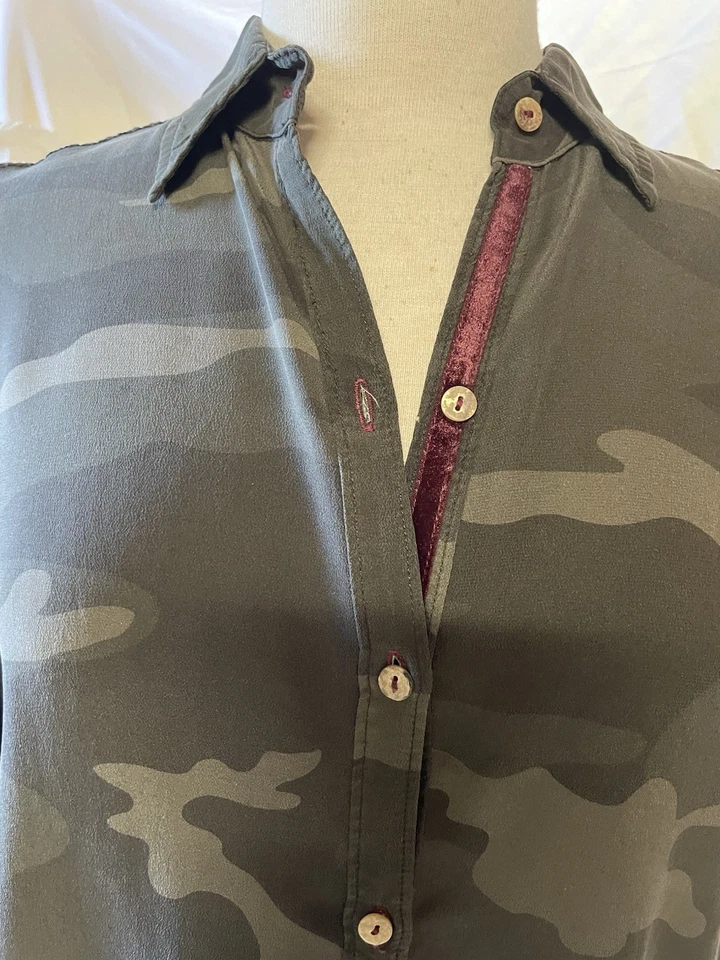 Johnny Was Workshop L Camuflaje Seda Abotonada Bordada Terciopelo Parte Superior Trasera Verde Foto 3 de 4