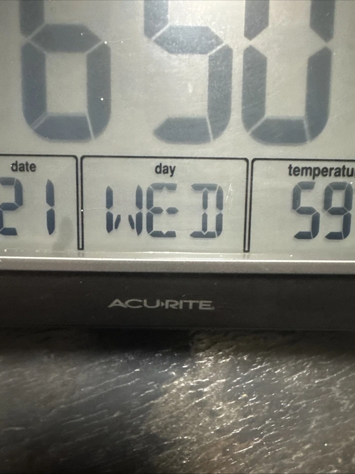 Reloj despertador atómico Acurite con fecha, día de la semana y temperatura Foto 4 de 4