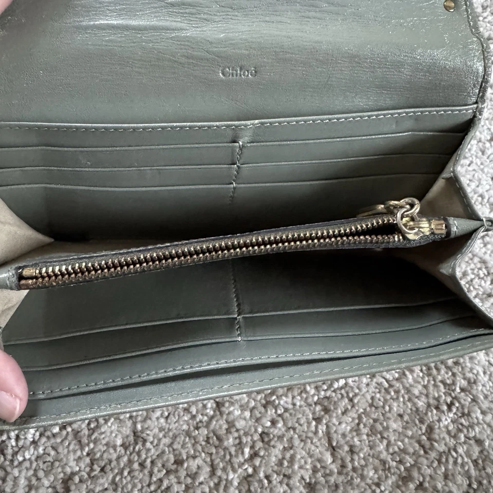 Cartera larga de cuero verde/marrón adornada con lazo Chloe Foto 4 de 4