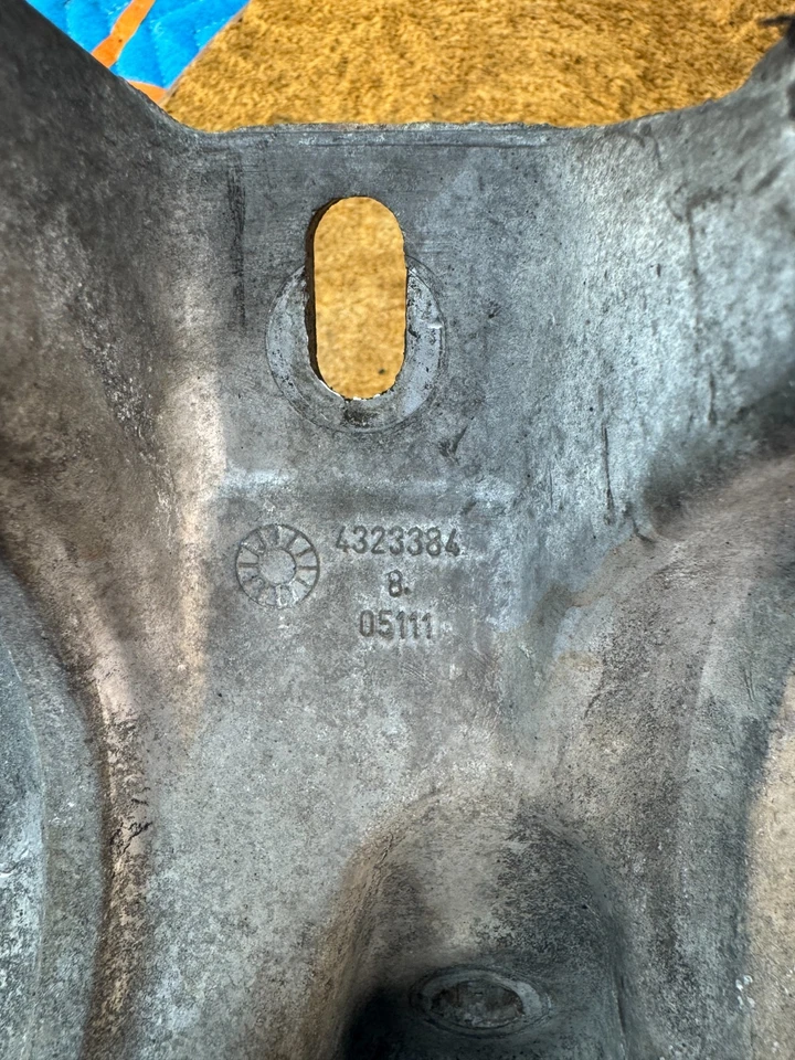 1989-1991 CHRYSLER TC MASERATI suporte de montagem gerador com polia fabricante de equipamento original 4323384 - Imagem 2 de 4