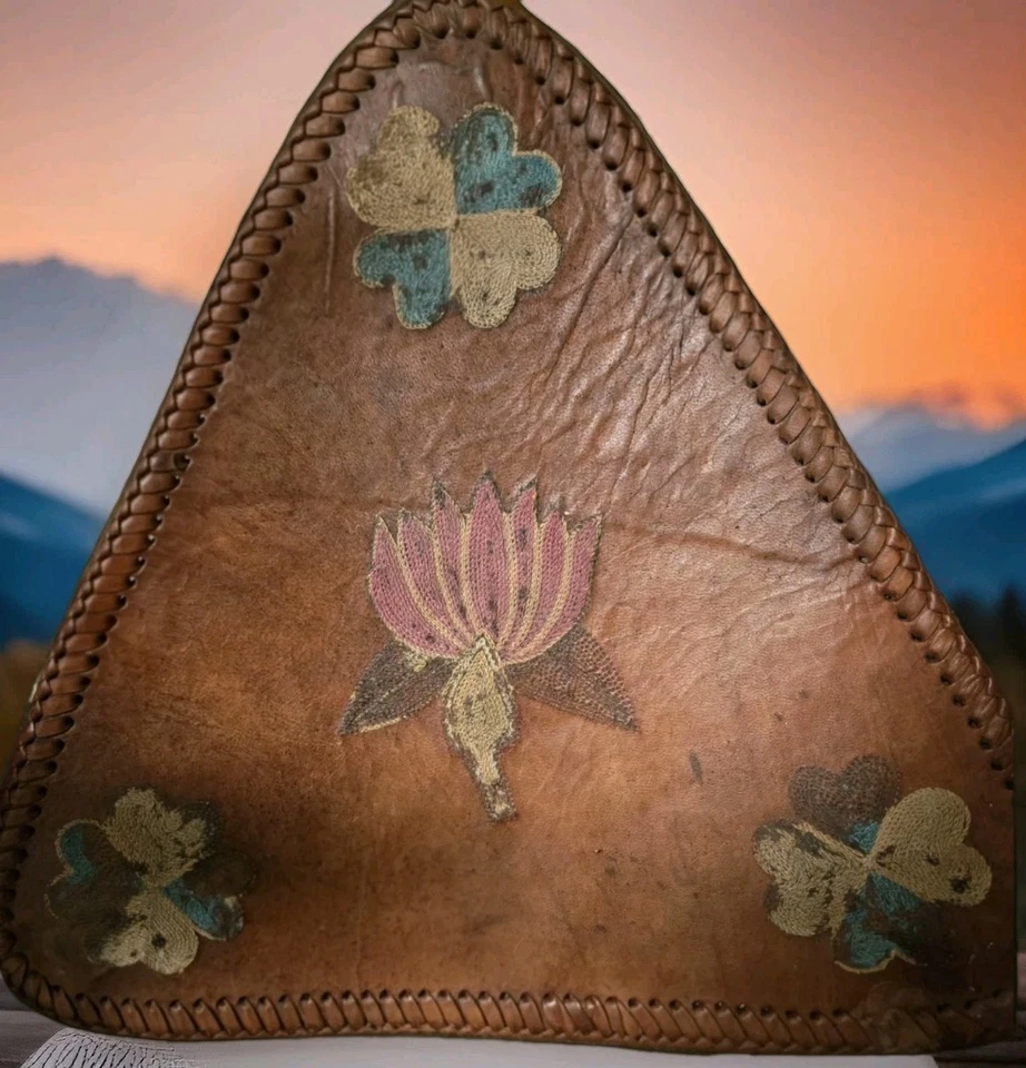 Trípode de cuero hecho a mano mexicano de colección asiento pintado trébol de loto Foto 2 de 4