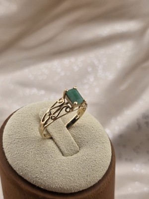 Antiker Ring 10 Karat massiver Gold Smaragdschliff grüner Stein filigraner Stil Größe 6,5.