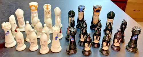 Ensemble complet de pièces d'échecs médiévales en céramique vintage peintes à la main moule Duncan - Photo 1/12