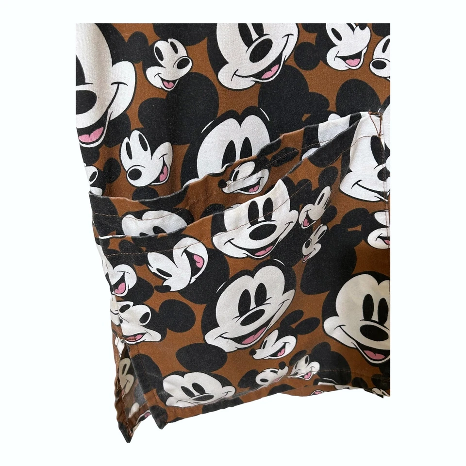 Blusa Médica Unisex Wonderful World Of Disney Mickey Mouse 2X Bolsillos Marrón Cuello en V Foto 4 de 4