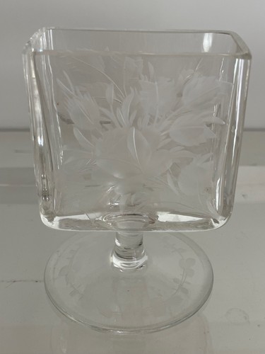 Antiguo soporte para cigarrillos de vidrio grabado floral - Imagen 2 de 11