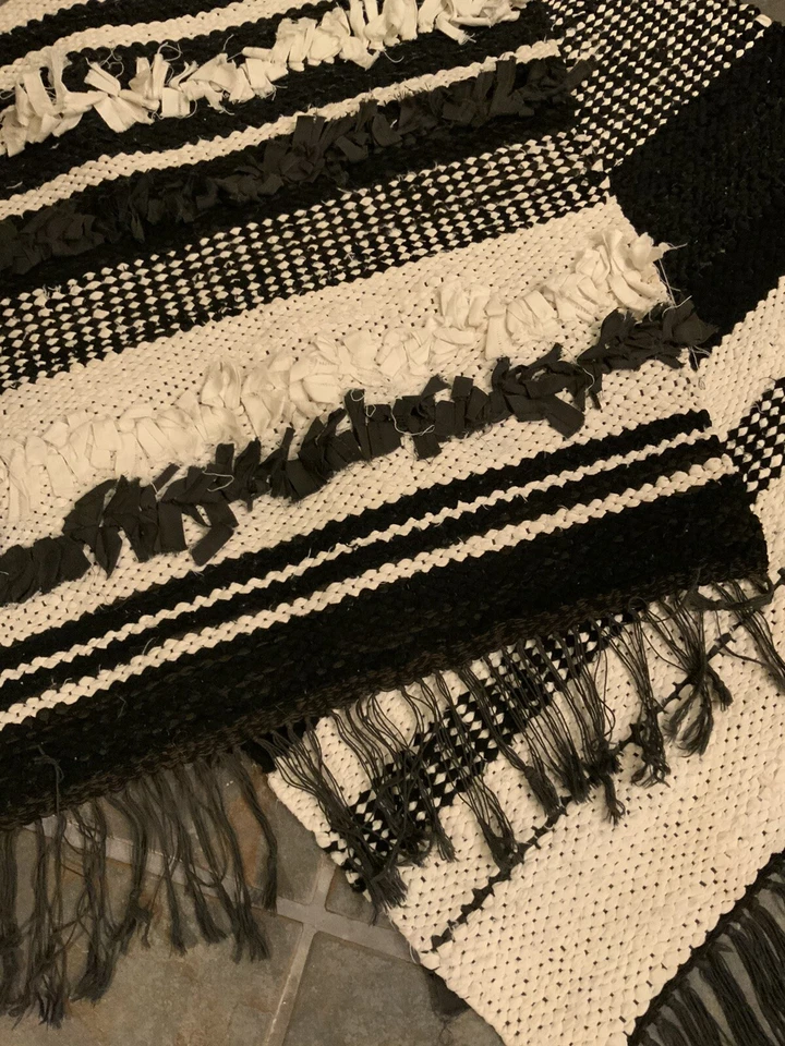 Alfombra de trapo de 64” X 25” 100 % algodón corredor rayas negras y marfil con flecos Foto 2 de 4