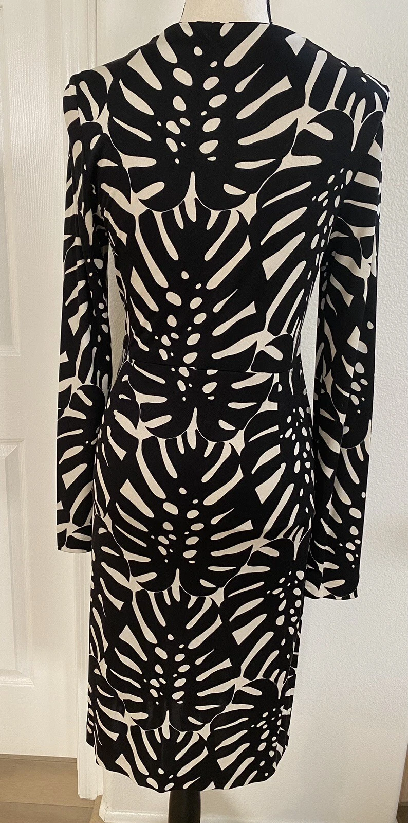 OFF WHITE Abito di seta Tory Burch collo a V bianco e nero con stampa foglie di palma taglia media