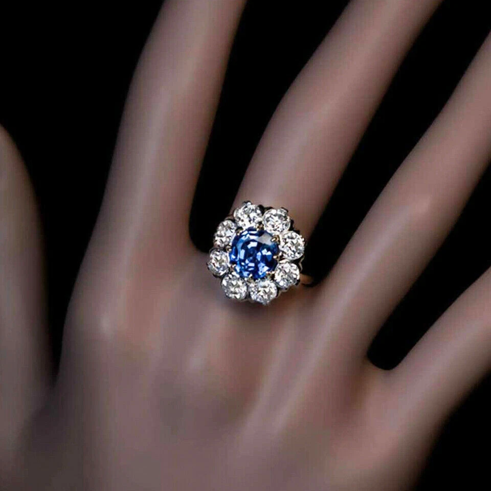 Anillo de compromiso redondo de 2,50 quilates con halo azul zafiro simulado enchapado en oro amarillo de 14 k Foto 2 de 4