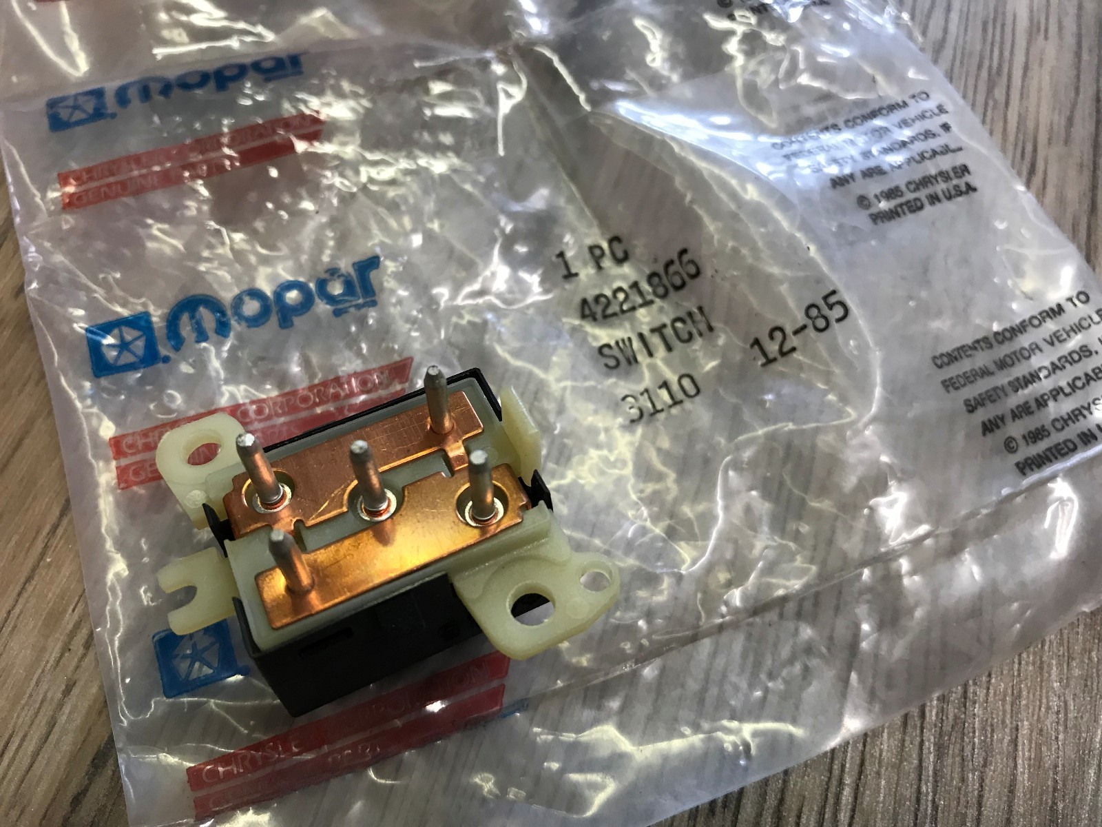 1986 DODGE PLYMOUTH CHRYSLER NOS MOPAR POWER DOOR LOCK SWITCH 4221866
