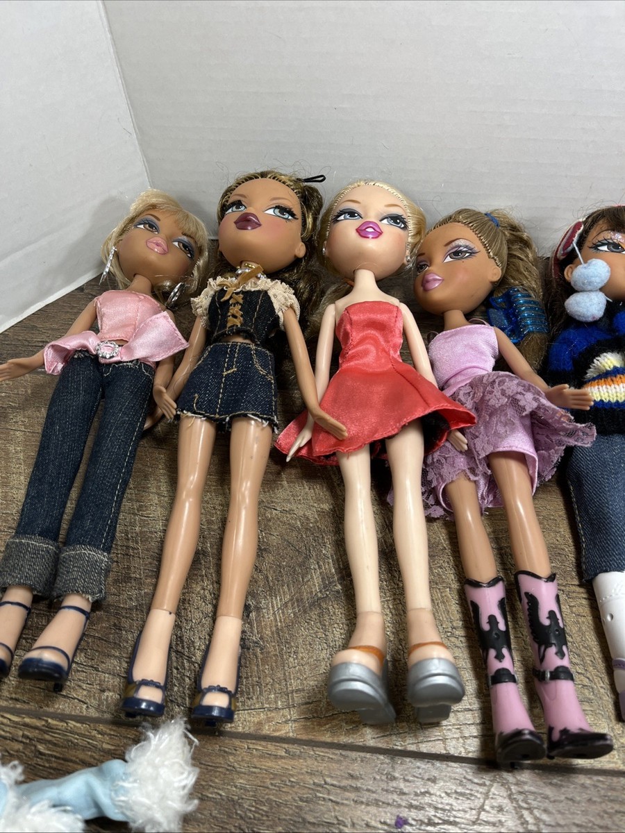 Bratz Dolls Lot Of 10 With Shoes Purses Some Extra Clothes 9 Dolls