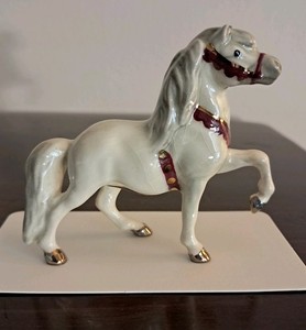 Hagen Renaker Circus Pony, Head Up, Without Plume, Maroon Harness