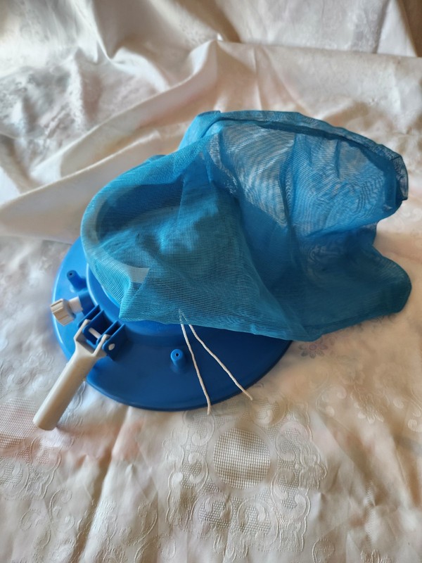 Universal Pool Leaf Vacuum With Mesh Net
