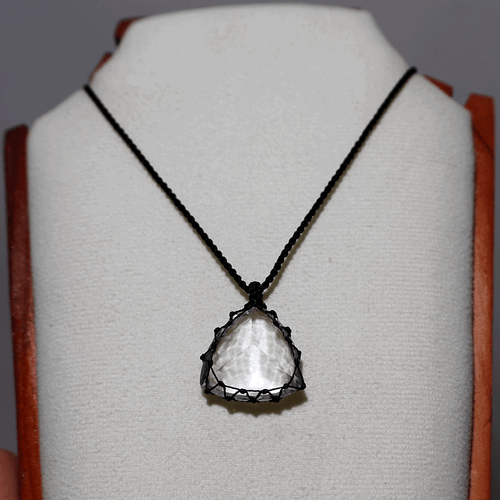 Luz de montaña ~ Collar de cristal gema de macramé tejido a mano de cuarzo natural del Himalaya - Imagen 9 de 11