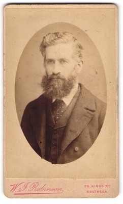 Fotografie W. J. Robinson, Southsea, 26, King´s Rd., Elegant gekleideter Herr m 