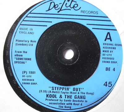 KOOL & THE GANG - Steppin' Out - Excellent Condition 7'' Single De-Lite DE 4
