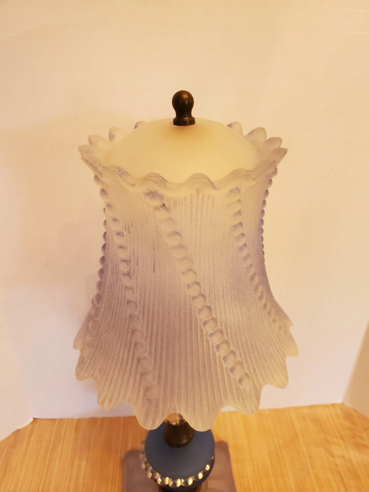 Vintage blue & white  glass table Lamp beaded  pattern and scalloped glass shade - Image 2 of 4