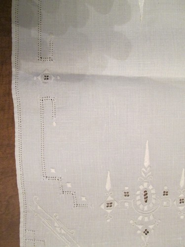 Set Of 5 Vintage Beige Fine Linen Hand Embroidered Cutwork Placemats, 16”x11” - Picture 4 of 6