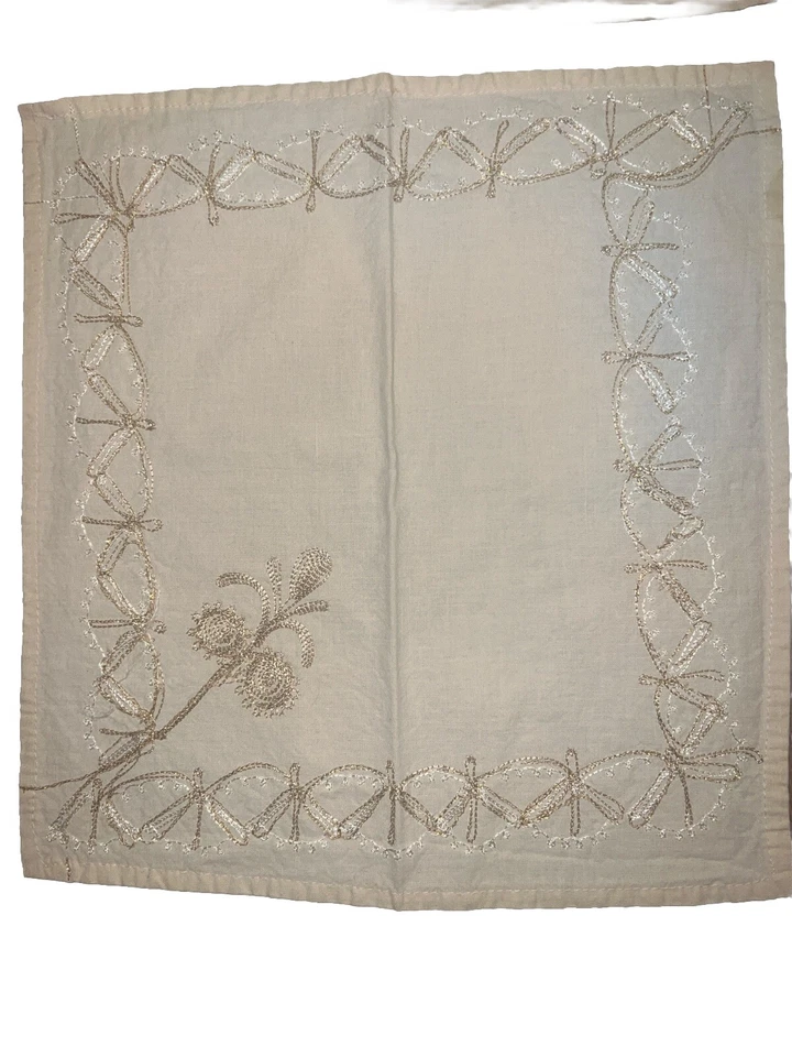 Servilletas de algodón beige, blanco y dorado hechas a mano, 14 por 13 pulgadas, juego de 4 Foto 3 de 4