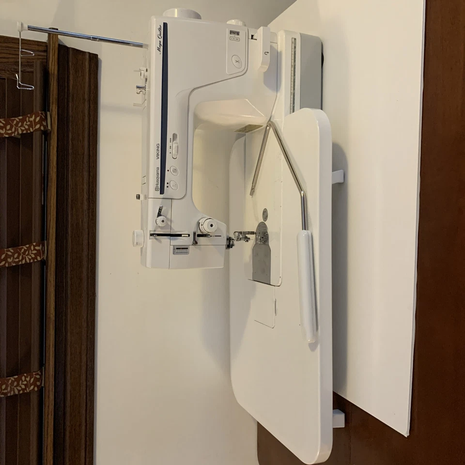 Husqvarna Viking Mega Quilter máquina de coser de alta velocidad seminueva Foto 2 de 4